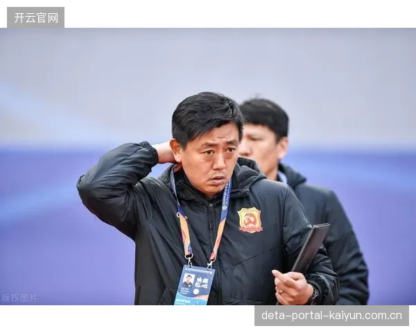 森保一教练需根据球员体能监测数据决定换人时机。