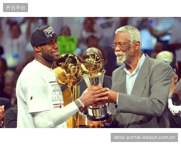 比尔·拉塞尔的11枚冠军戒指是NBA历史个人荣誉的顶峰,奠定了凯尔特人的豪门基础。 比尔·拉塞尔的11枚冠军戒指是NBA历史个人荣誉的顶峰,奠定了凯尔特人的豪门基础。
